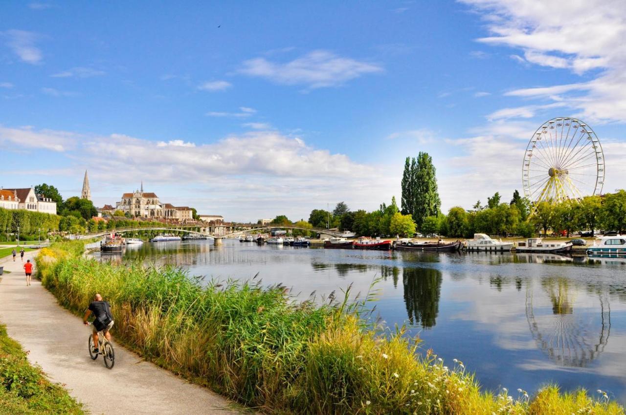 Charme Plein Coeur Auxerre - Parking Priveアパートメント エクステリア 写真